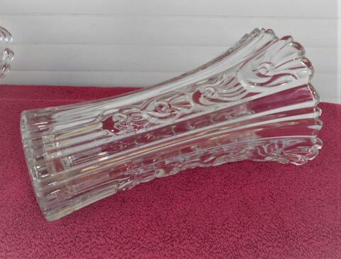 joli vase en CRISTAL   rainuré   et   dessins en relief   4 Angers (49)