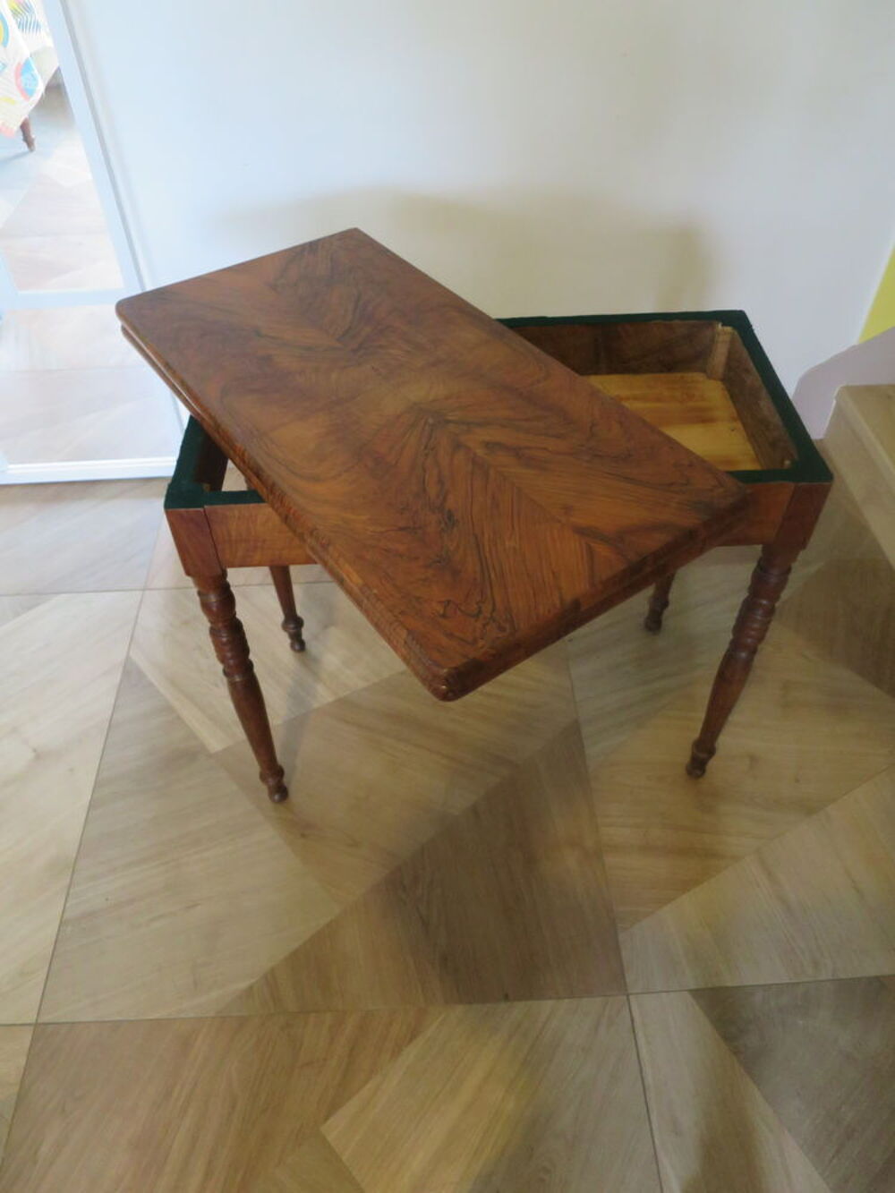Superbe table de jeux en ronce de noyer - Style Louis Philip Meubles