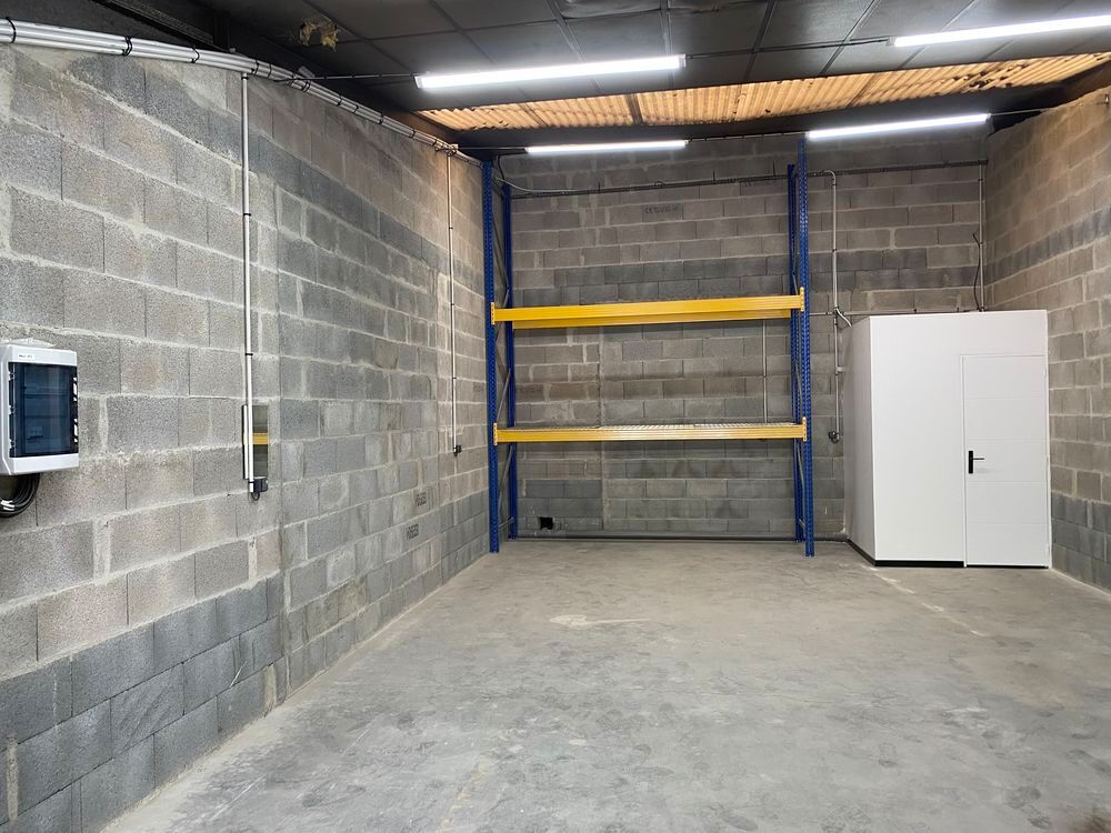 Location Parking/Garage local de stockage ou commercial neuf , idalement situ Cholet