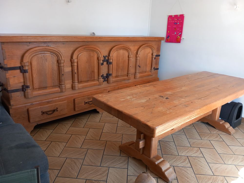 Salle &agrave; manger compl&egrave;te en ch&ecirc;ne massif &agrave; r&eacute;nover. Meubles
