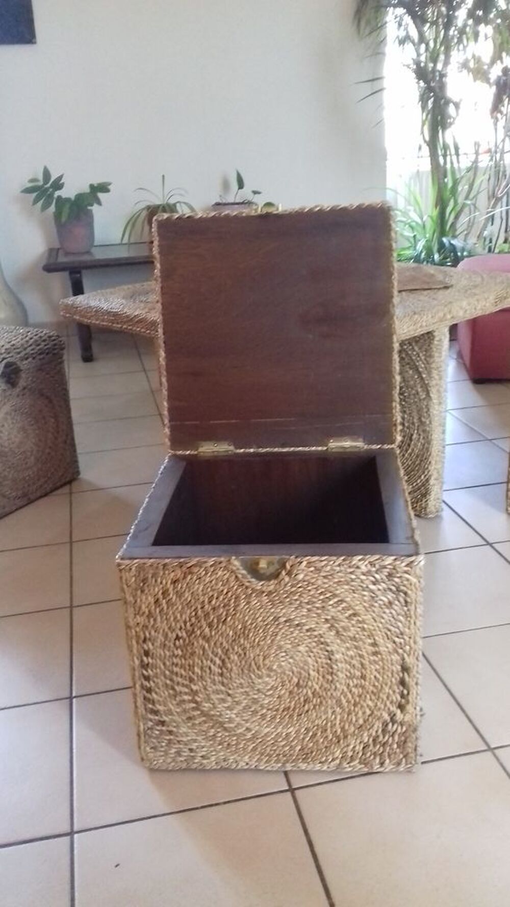 Table basse avec si&egrave;ges coffres Meubles