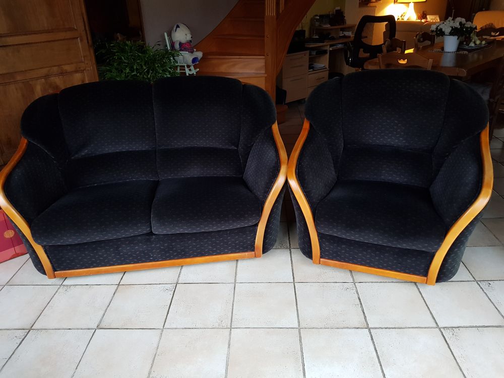 Canap&eacute; velours 2 places + fauteuil.
Meubles