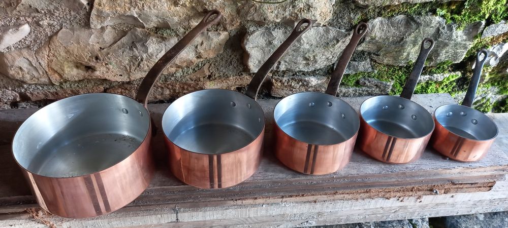 S&eacute;rie de casseroles en cuivres &eacute;tam&eacute;s 