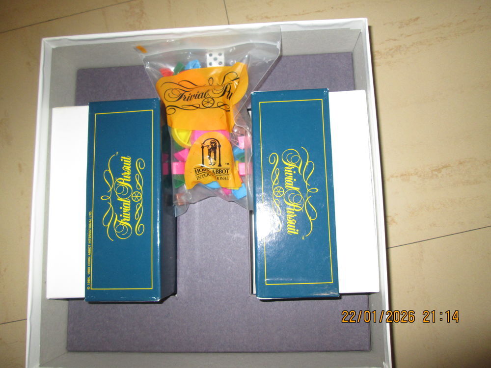 TRIVIAL PURSUIT
couvercle l&eacute;g&egrave;rement rap&eacute; Jeux / jouets