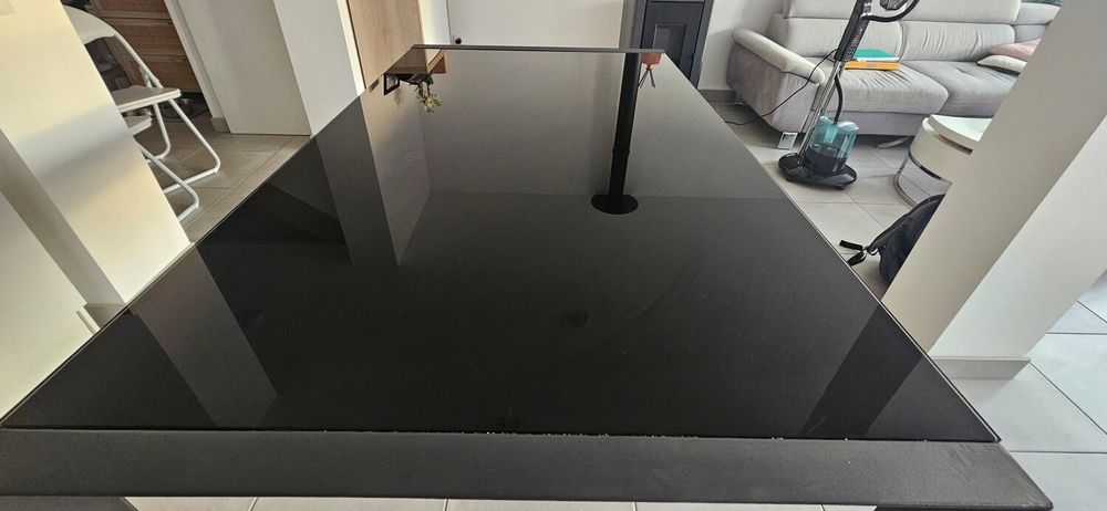 Titre : Table structure acier et plateau verre
? Meubles