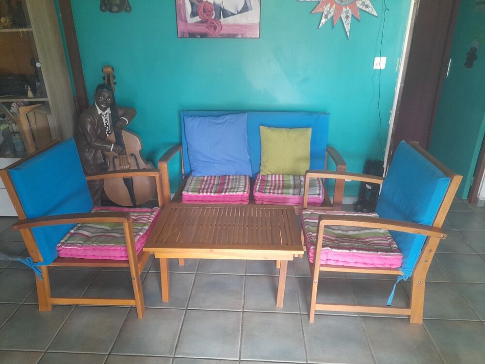 Salon en bois avec coussins color&eacute;s Jardin