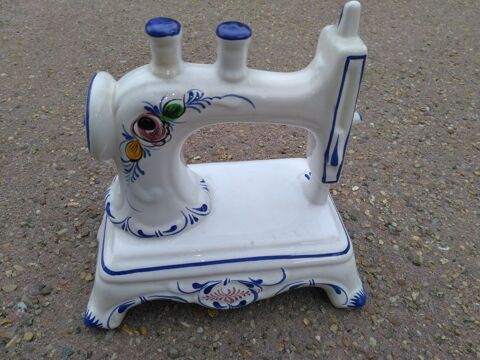 Petite machine à coudre en faïence 5 Breuillet (91)