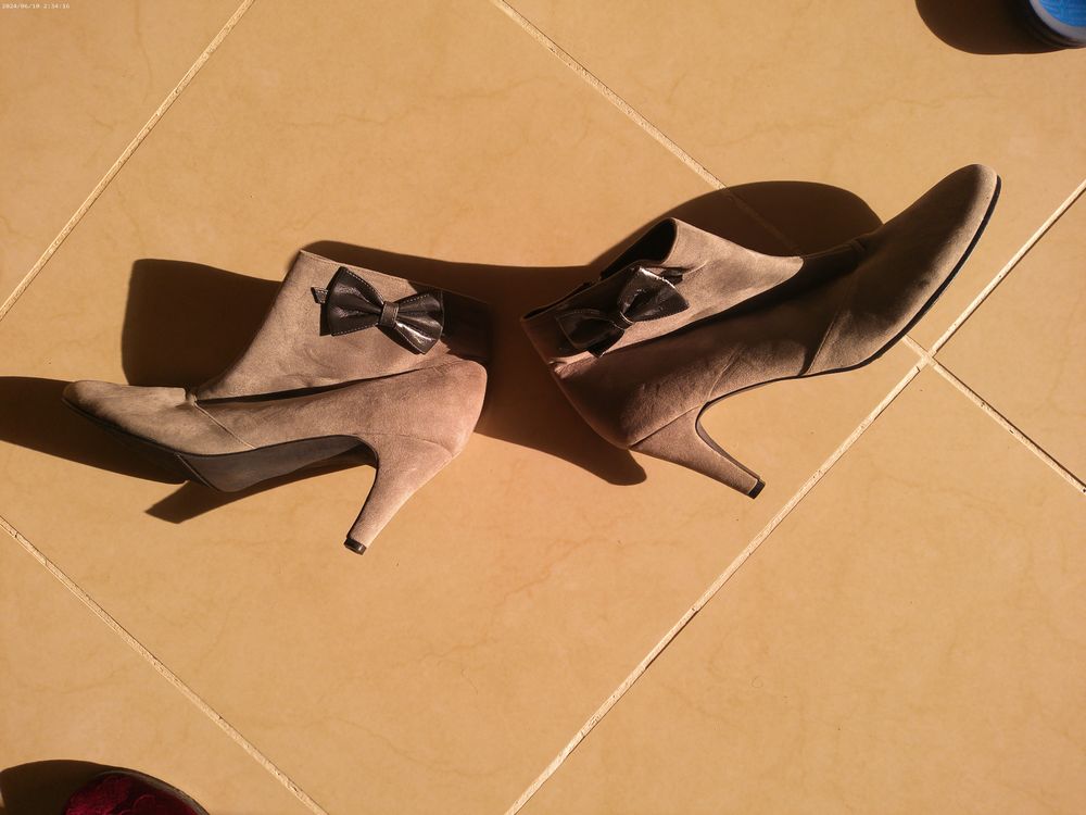 Chaussures et bottines neuves en 40, 
30 euros chaque paire Chaussures