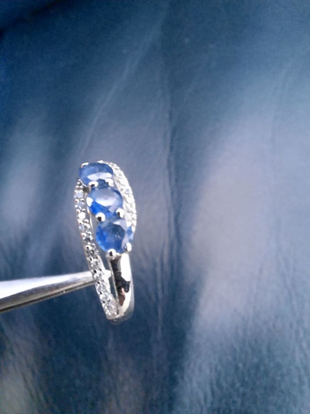 BAGUE OR BLANC 9 CARAT (375/000) SAPHIRS NEUVE. Bijoux et montres