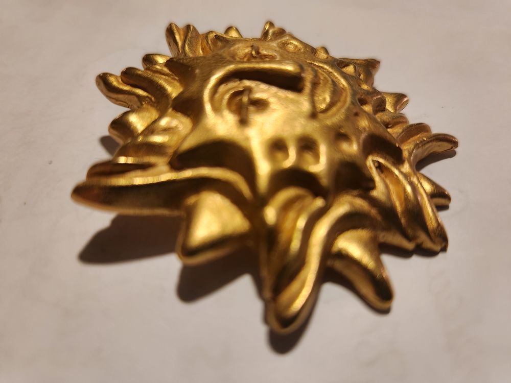 Broche soleil souriant dor&eacute; Christian LACROIX Bijoux et montres