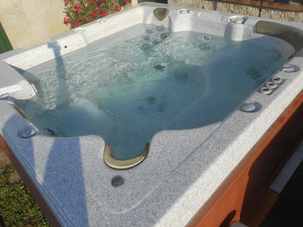 jacuzzi 6 places de 2 m 35 sur 2 m35 faire prix Jardin