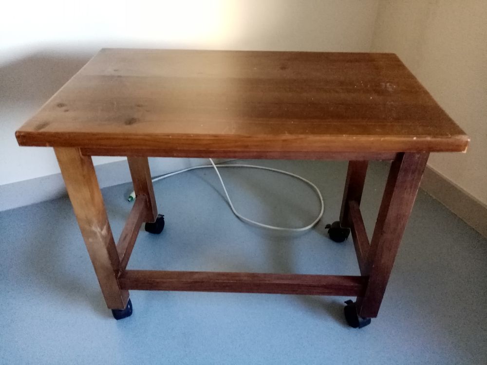 table basse rustique en bois &agrave; roulettes Meubles