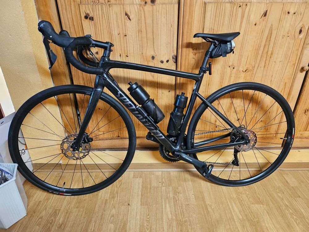 V&eacute;lo de course noir avec freins &agrave; disque Vélos