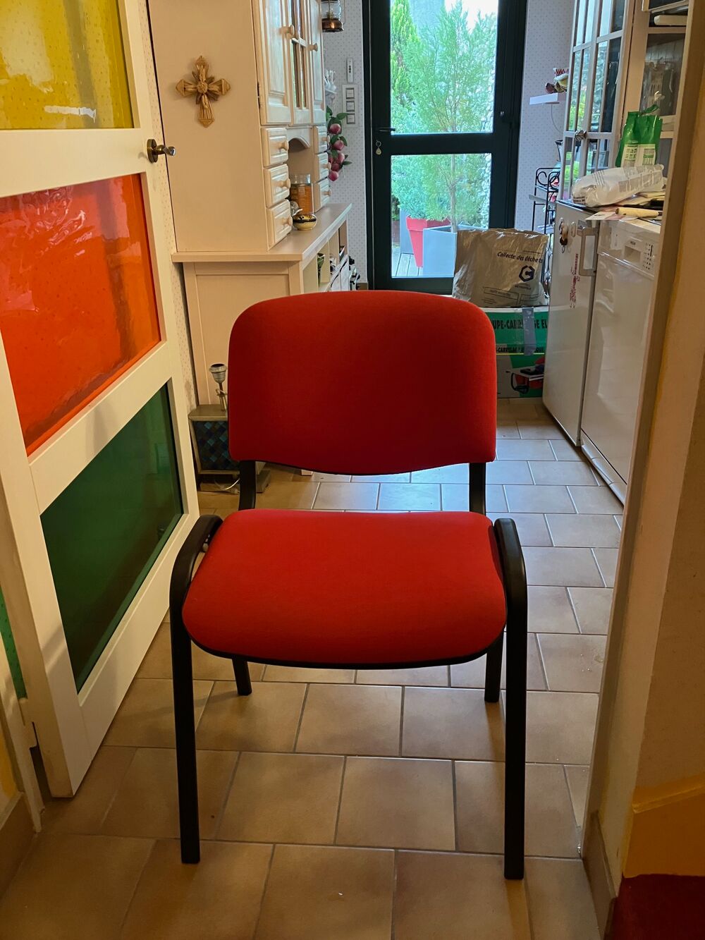 chaise de bureau etat neuf en tissu rouge 
armature en metal Meubles