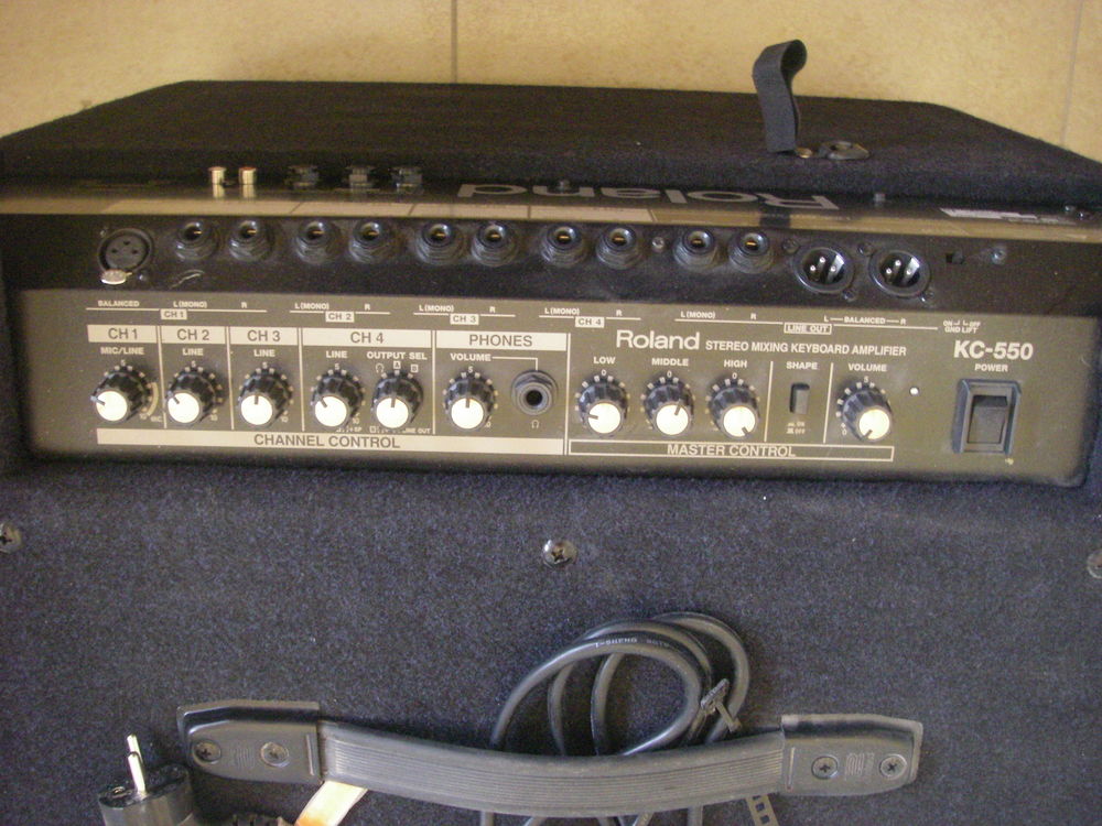 Ampli Roland " KC 550 " . Audio et hifi