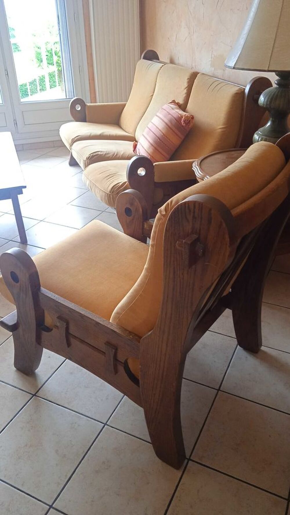 Beau salon canap&eacute;,2 fauteuils en ch&ecirc;ne massif.Structure en parfait &eacute;tat,usure du tissu. Meubles