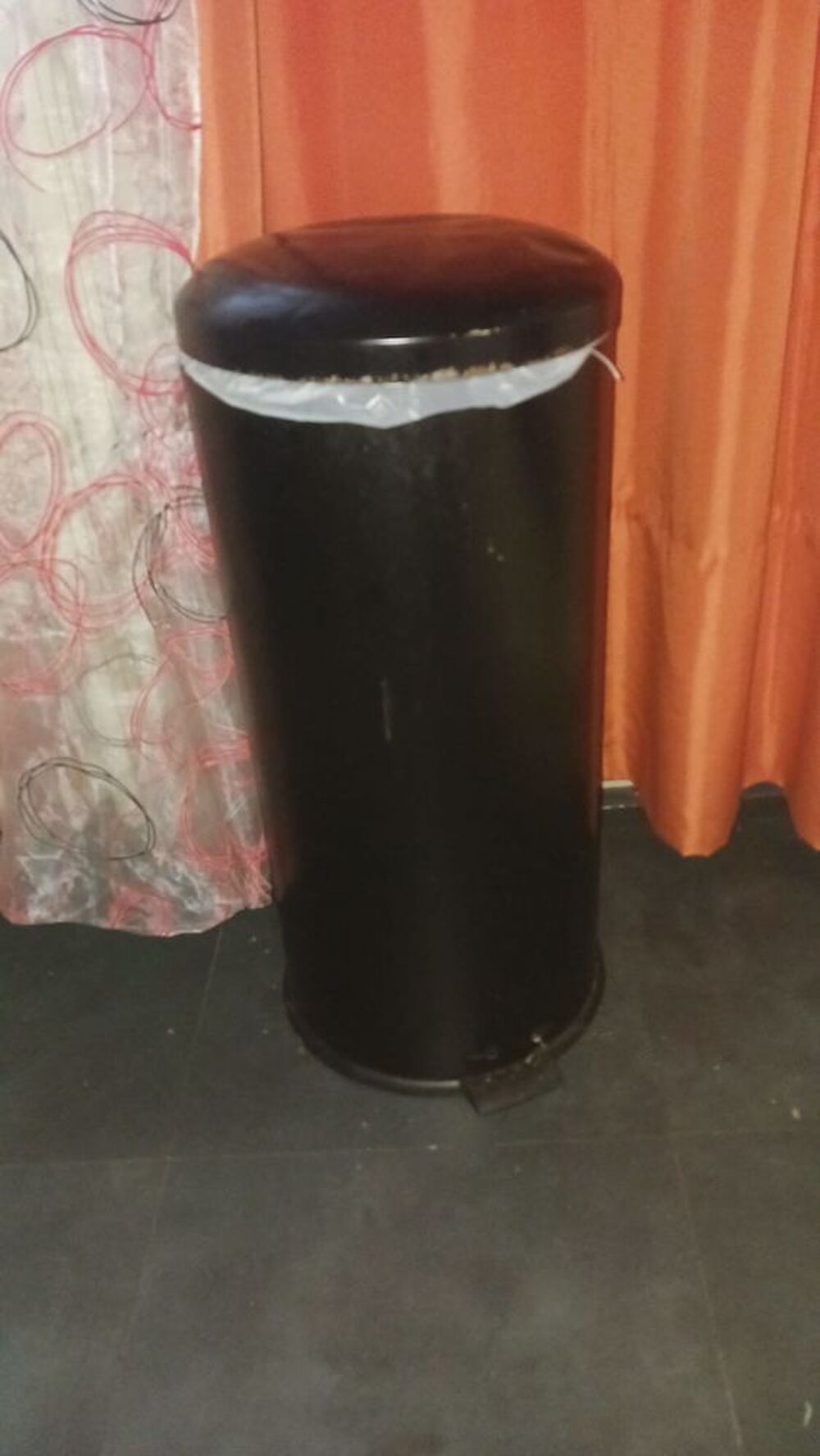 Poubelle noire &agrave; p&eacute;dale &agrave; 6€ Décoration