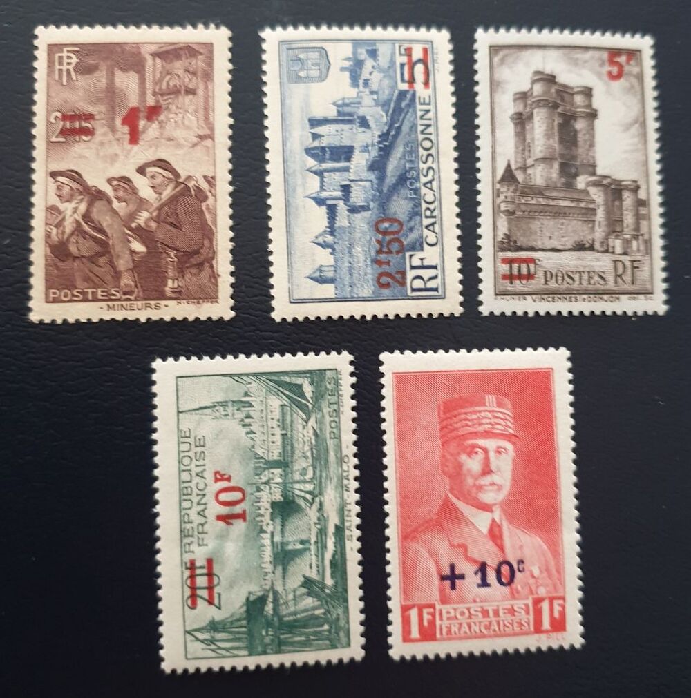 Entre 489 et 494 timbres avec charni&egrave;res 