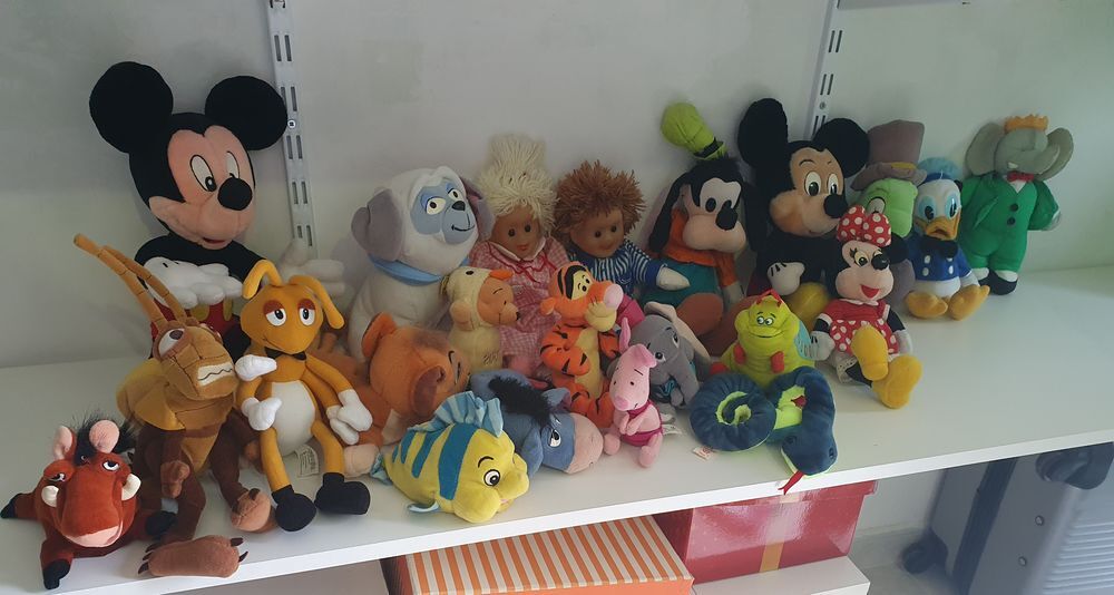 Lot de 22 peluches personnages Disney et autres Jeux / jouets
