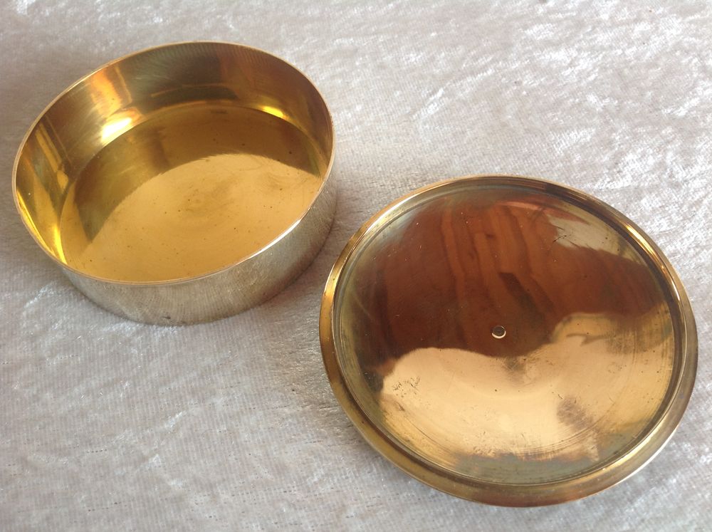 BOITE INDIENNE EN LAITON EMAILLEE Bijoux et montres