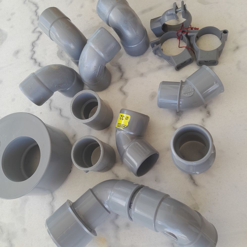coudes ,rallonges , r&eacute;ductions , colliers en D 32 en PVC.
Bricolage