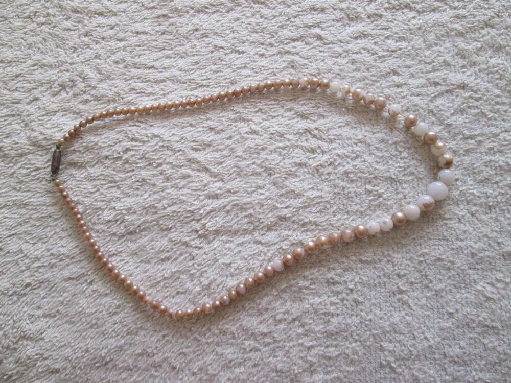 Lot de 5 colliers fantaisie anciens Bijoux et montres