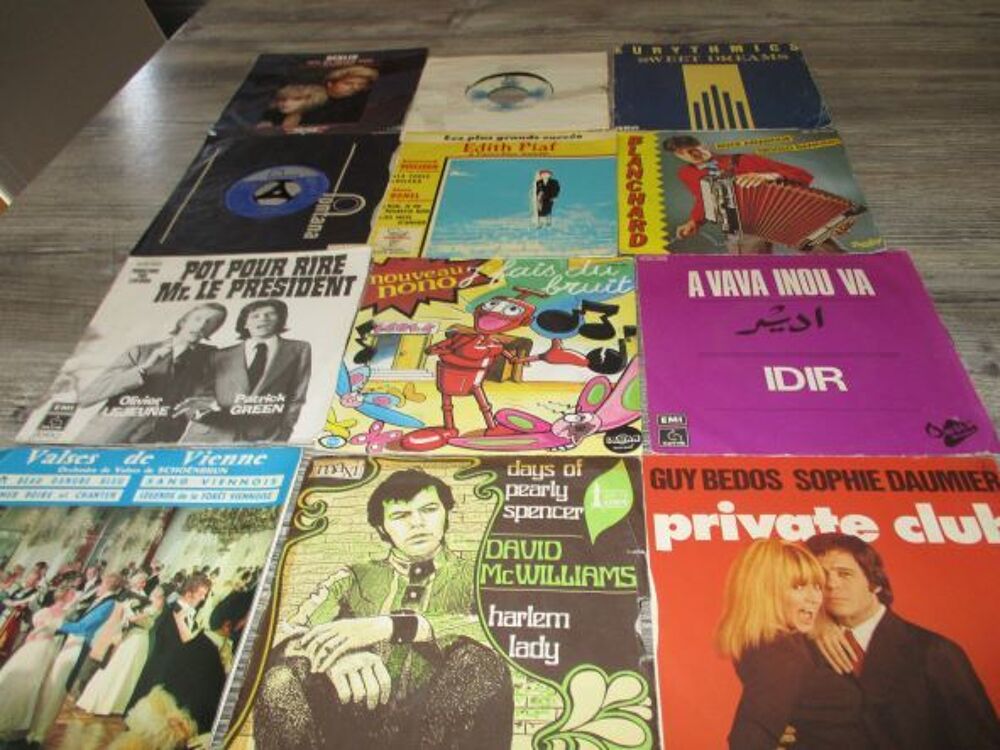 LOT DE 24 DISQUES 45TOURS CD et vinyles