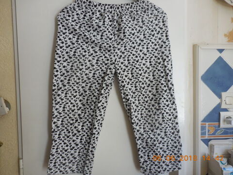 pantalon imprimé fl noires et grises sur fond blanc t 44
5 Sète (34)