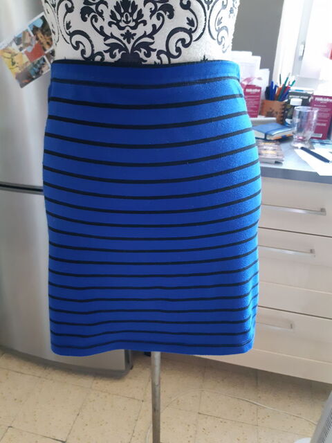  JUPE tuyau bleu roi, a rayure noire TAILLE S / M 
3 Lyon 5 (69)