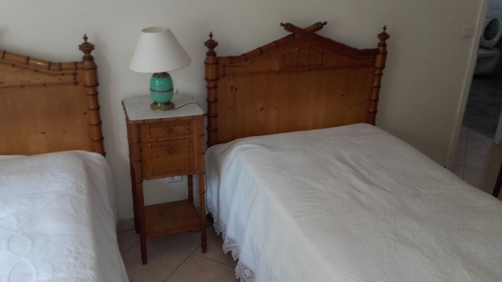 Mobilier de chambre &agrave; coucher en bambou et pin. Meubles
