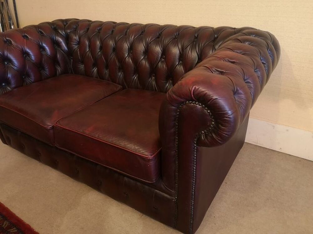 Canap&eacute; chesterfield cuir bordeaux deux places Meubles