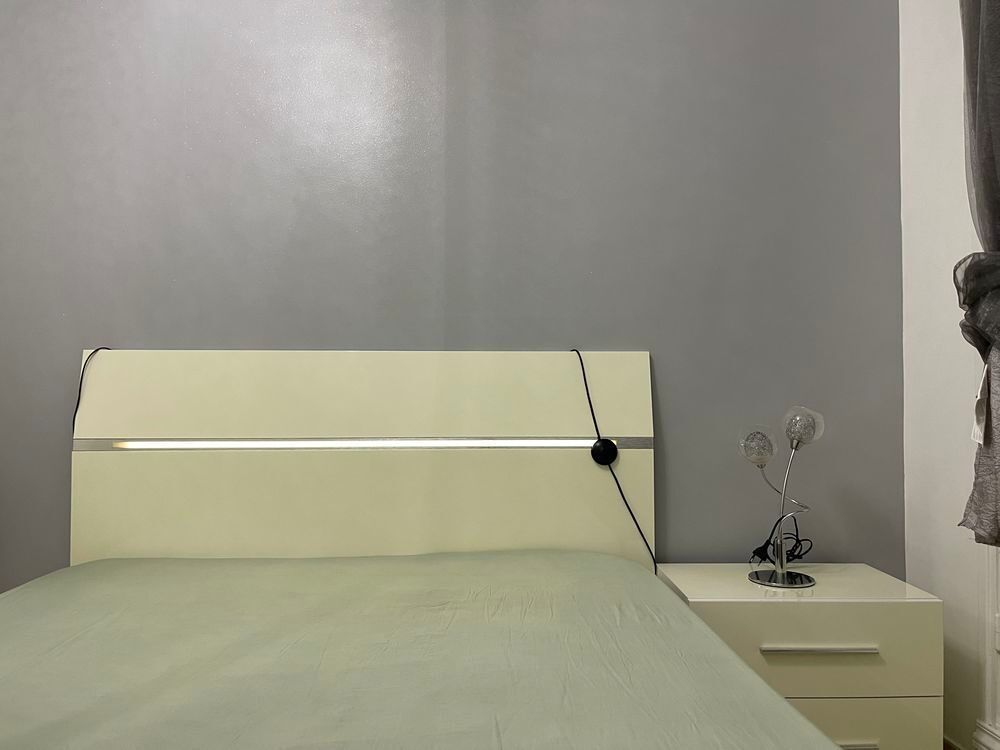 Lit blanc en bois laqu&eacute; (tout compris cadre, sommier, matelas, table basse si souhaitais) Meubles