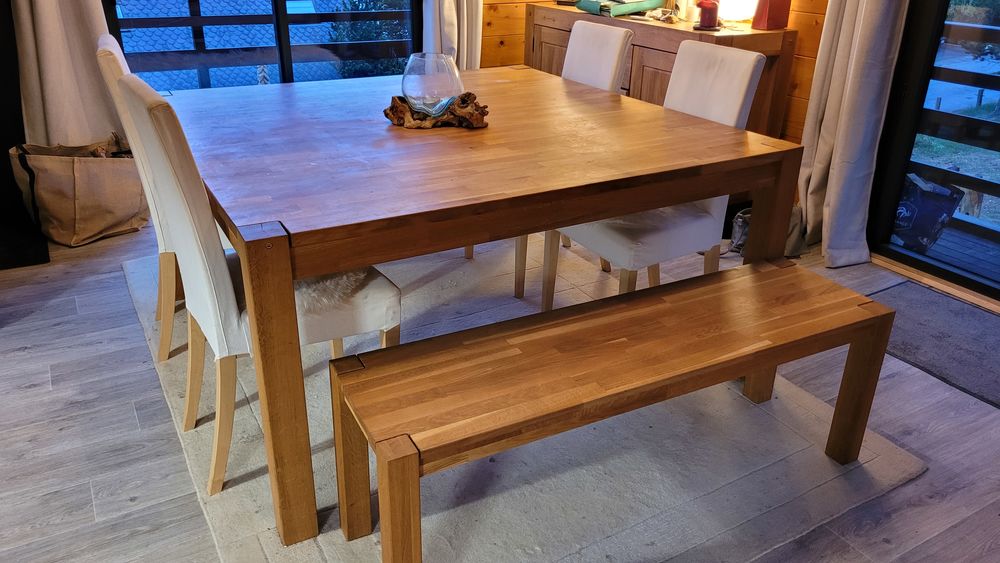 table carr&eacute;e ch&ecirc;ne massif avec 2 bancs Meubles