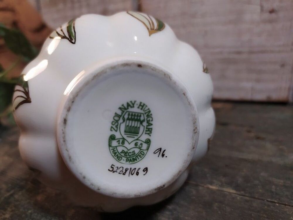 Petit Vase Porcelaine de Zsolnay Hungary Pecs D&eacute;cor Fleurs. Décoration