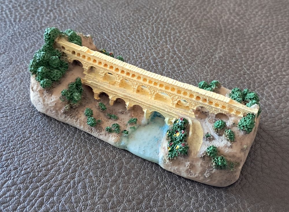 reproduction d&eacute;taill&eacute;e et peinte en r&eacute;sine du pont du Gard 
