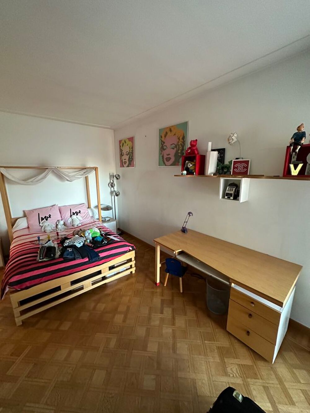 lit double VIVEL en 140 &agrave; baldaquin et un bureau Meubles