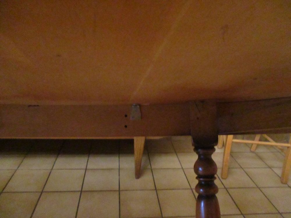 A SAISIR = table en merisier quelques coups sur le dessus Meubles