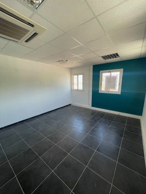 Bureau &agrave; louer &agrave; Pelissanne 300 13330 Pélissanne