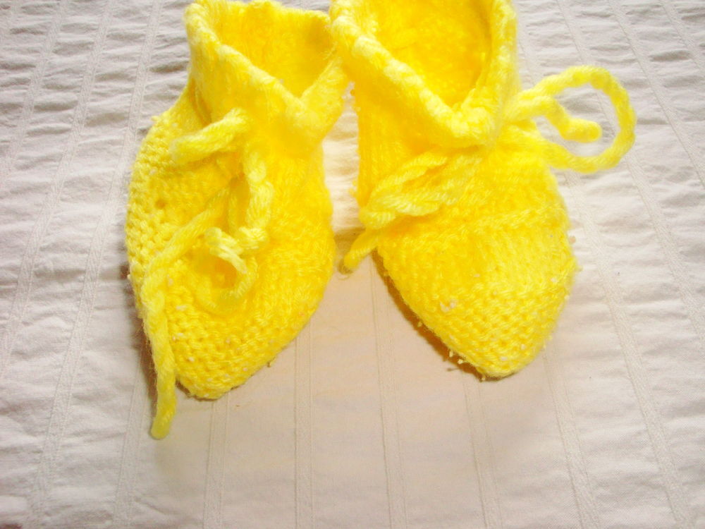Brassi&egrave;re et chaussons assortis de couleur jaune 1er &acirc;ge Vêtements enfants