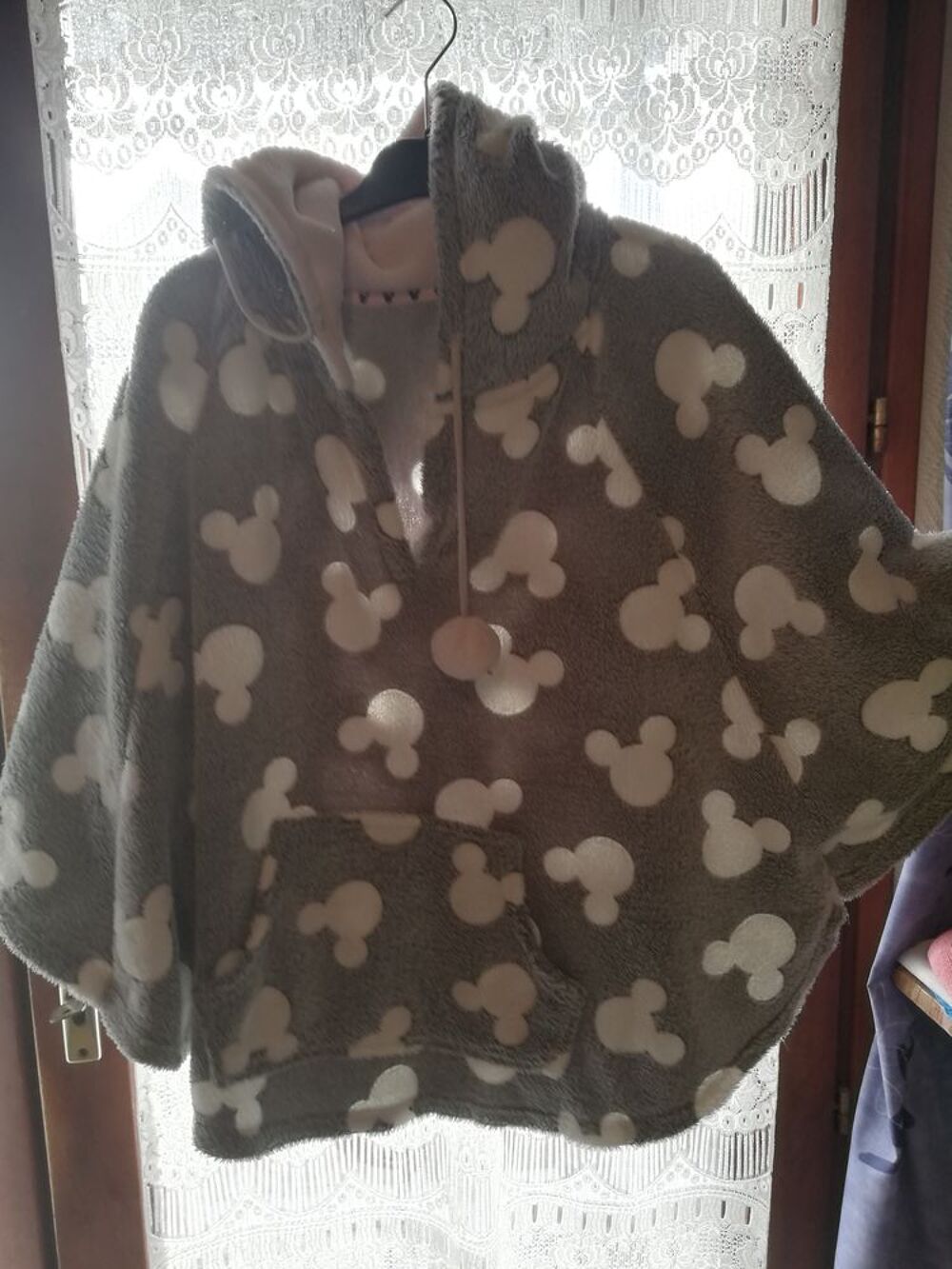 Cape poncho &agrave; capuche en pilou moelleux
Vêtements