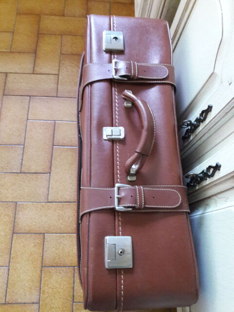 Valise  en Simili Marron.   10 �. 10 Bizanos (64)