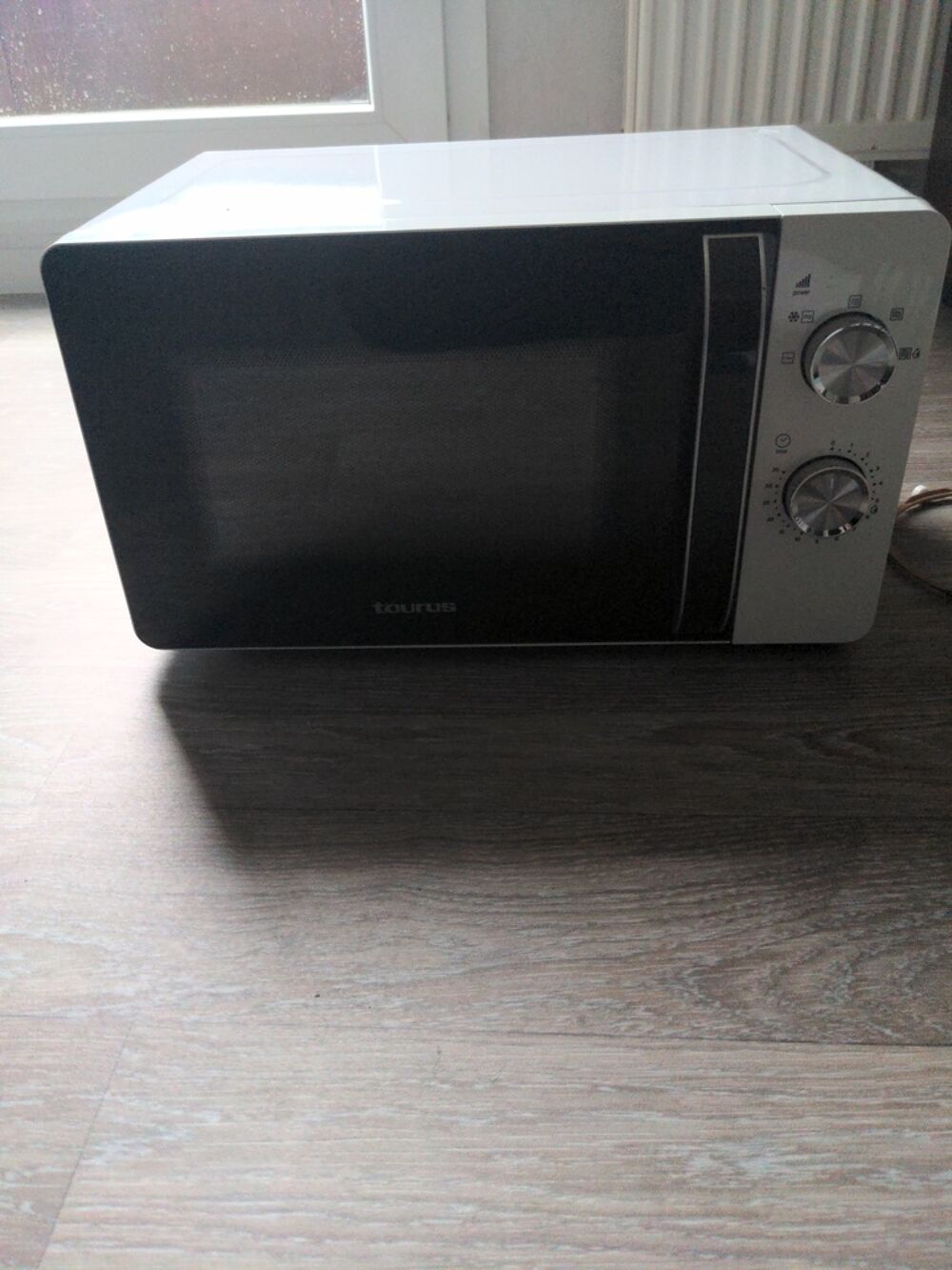 Micro-ondes TAURUS gris avec commandes manuelles Electroménager