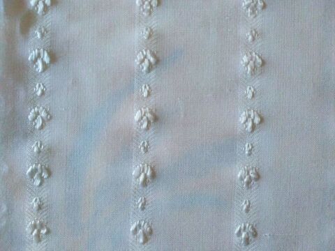 nappe blanche motifs incrust�s 82 x 135 cm 6 Marcq-en-Bar�ul (59)