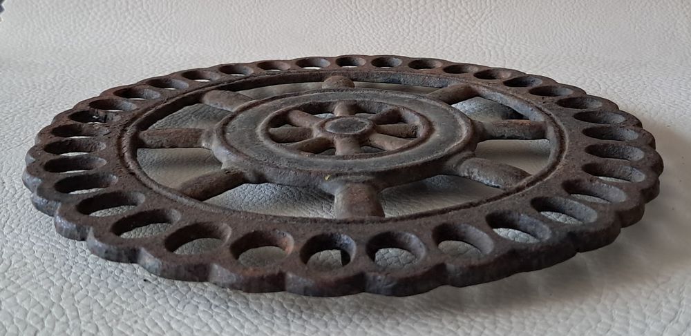 ancien petit dessous de plat en fonte barre de navigation Décoration