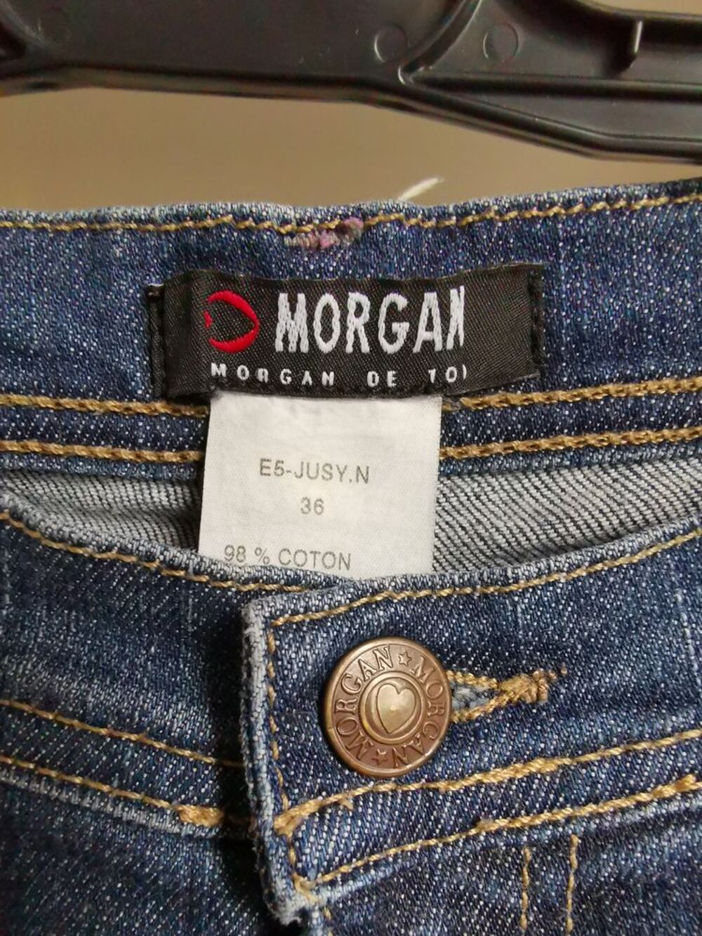 Jean d&eacute;lav&eacute; droit, M rose brod&eacute;, taille 36 Vêtements
