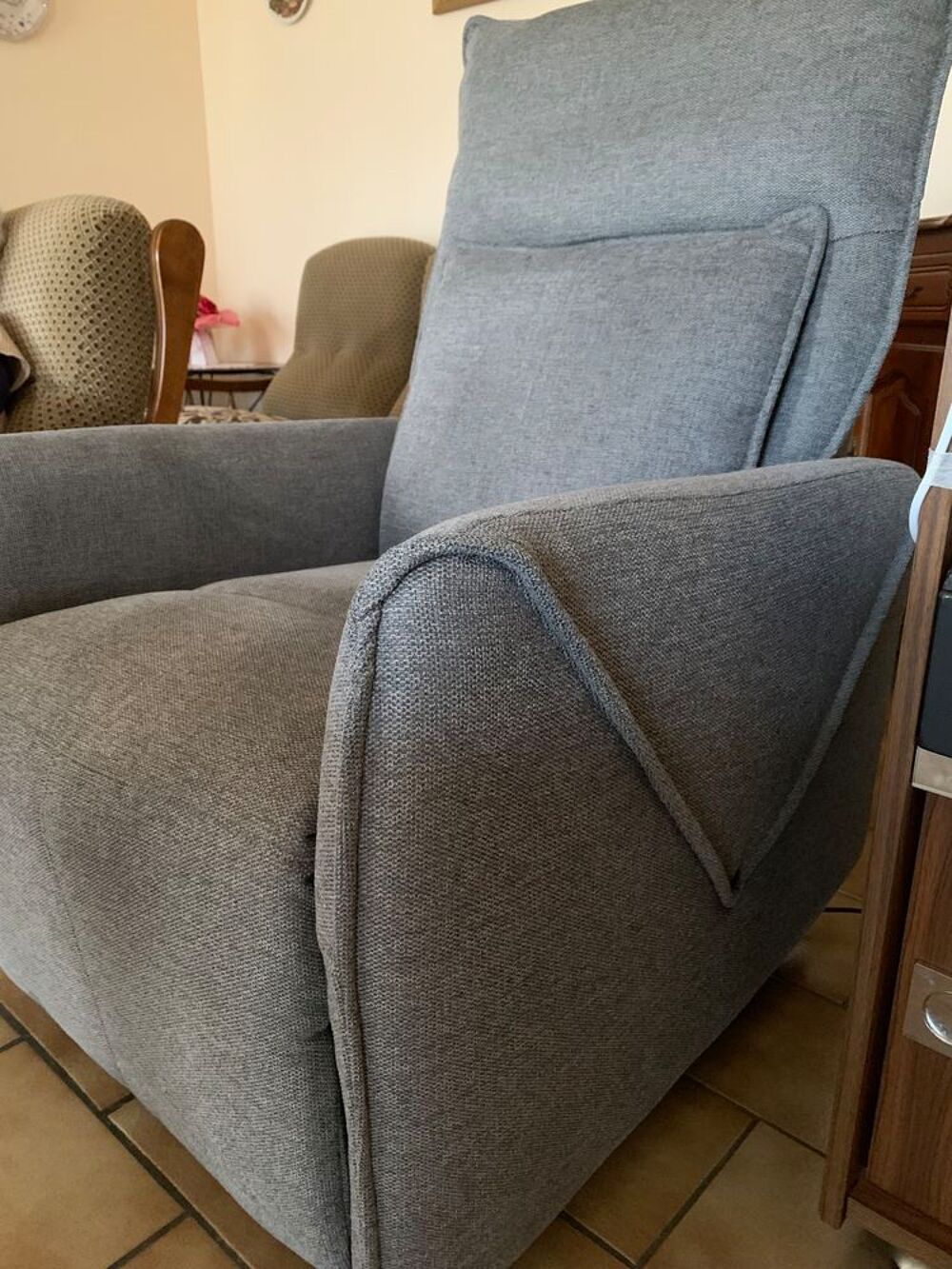 Fauteuil &eacute;lectrique tout confort &eacute;tat neuf avec facture Meubles