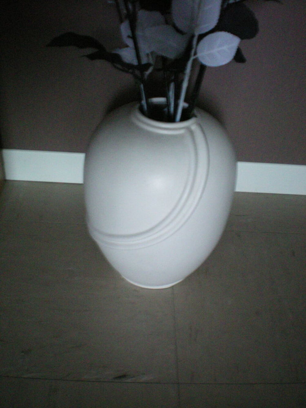 Vase rond blanc +soliflore rouge Décoration