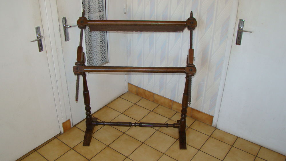 M&eacute;tier &agrave; tapisserie en bois vintage
Décoration
