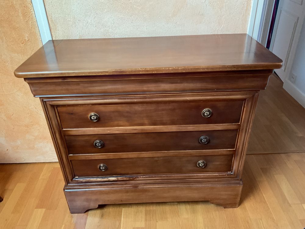 Commode Louis-Philippe en merisier massif patin&eacute;. Meubles