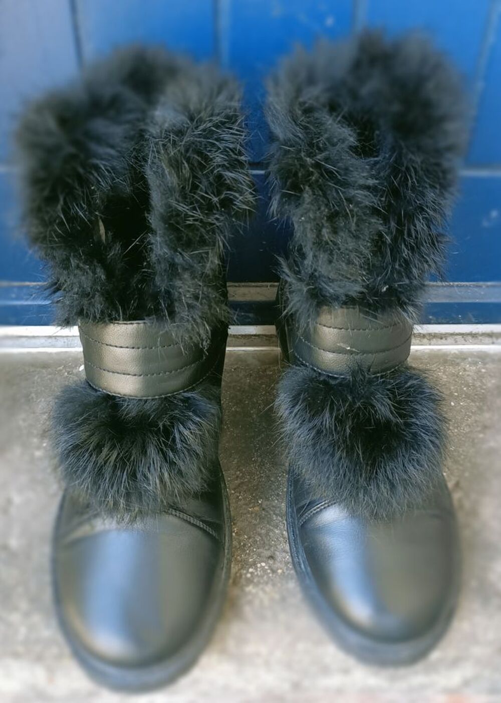 paires de bottines cuir noir fourr&eacute; &agrave; l'int&eacute;rieur avec petite plume noire &agrave; l'ext&eacute;rieur Chaussures